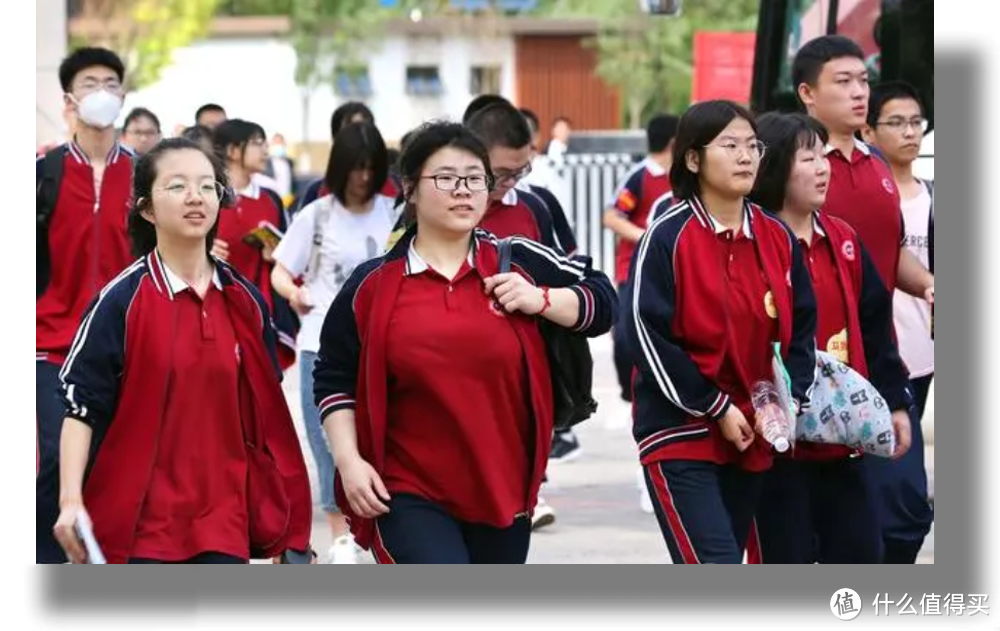 被学姐学妹挑花眼的手机齐上阵，哪款手机更值得买？